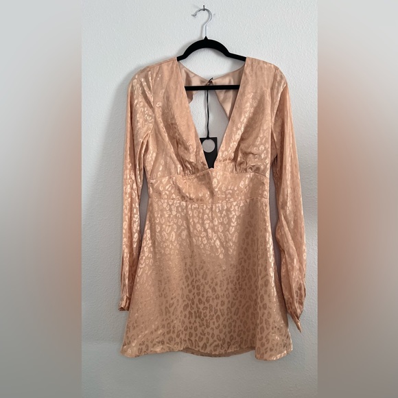 NWT Privacy Please Revolve satin print peach pink nude open back dress Medium - Picture 4 of 12